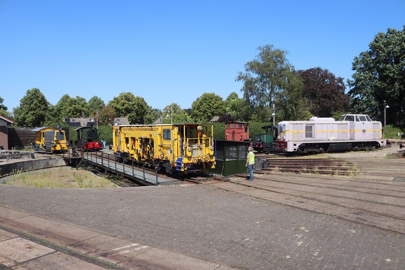 BAM Stopmachine met het fabrieksnummer 1214 en het UIC-nummer 99 84 942 8 702-7.